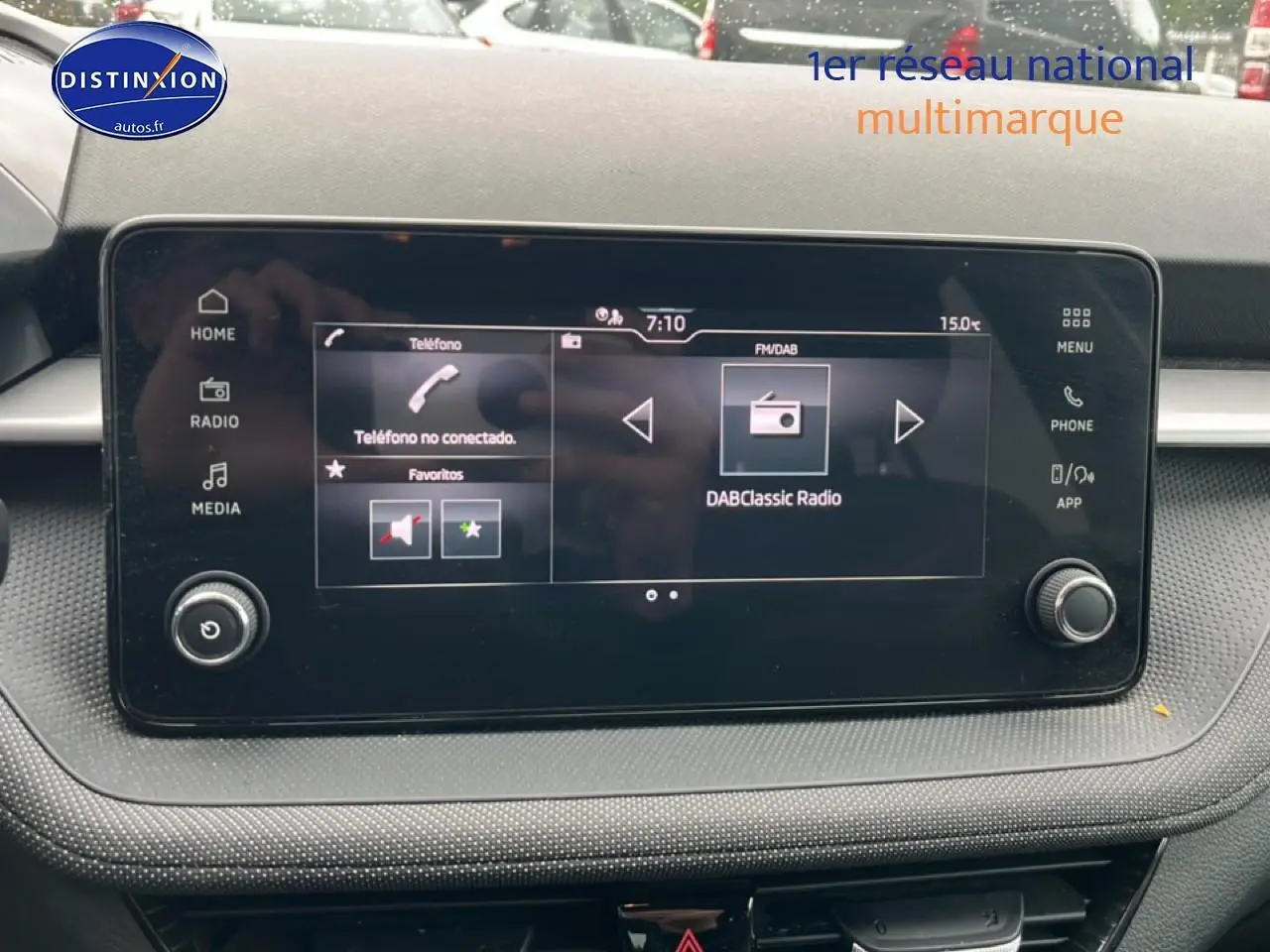 Écran tactile central du tableau de bord de la Skoda Fabia noire 2025, affichant les options radio et téléphone.