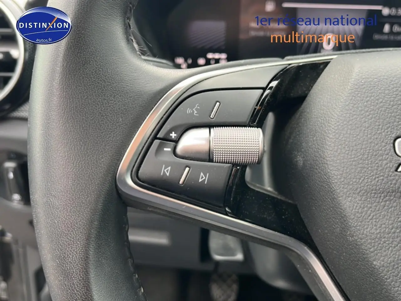 Gros plan sur les commandes multifonctions côté gauche du volant cuir de la Skoda Fabia noire 2025.
