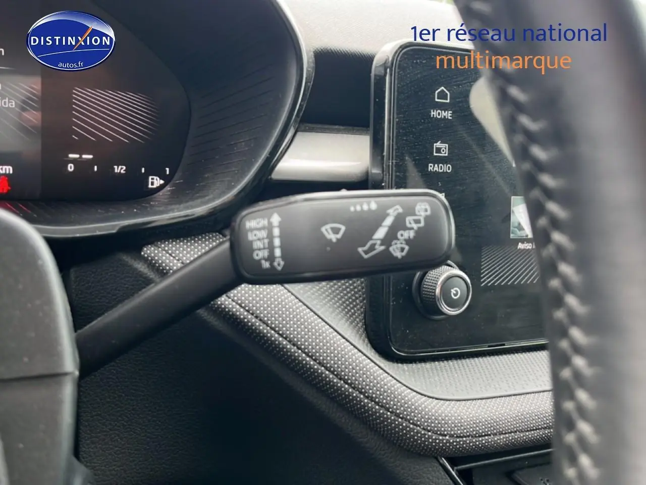 Gros plan sur la commande d’essuie-glace à gauche du volant dans l’habitacle noir d’une Skoda Fabia 2025.