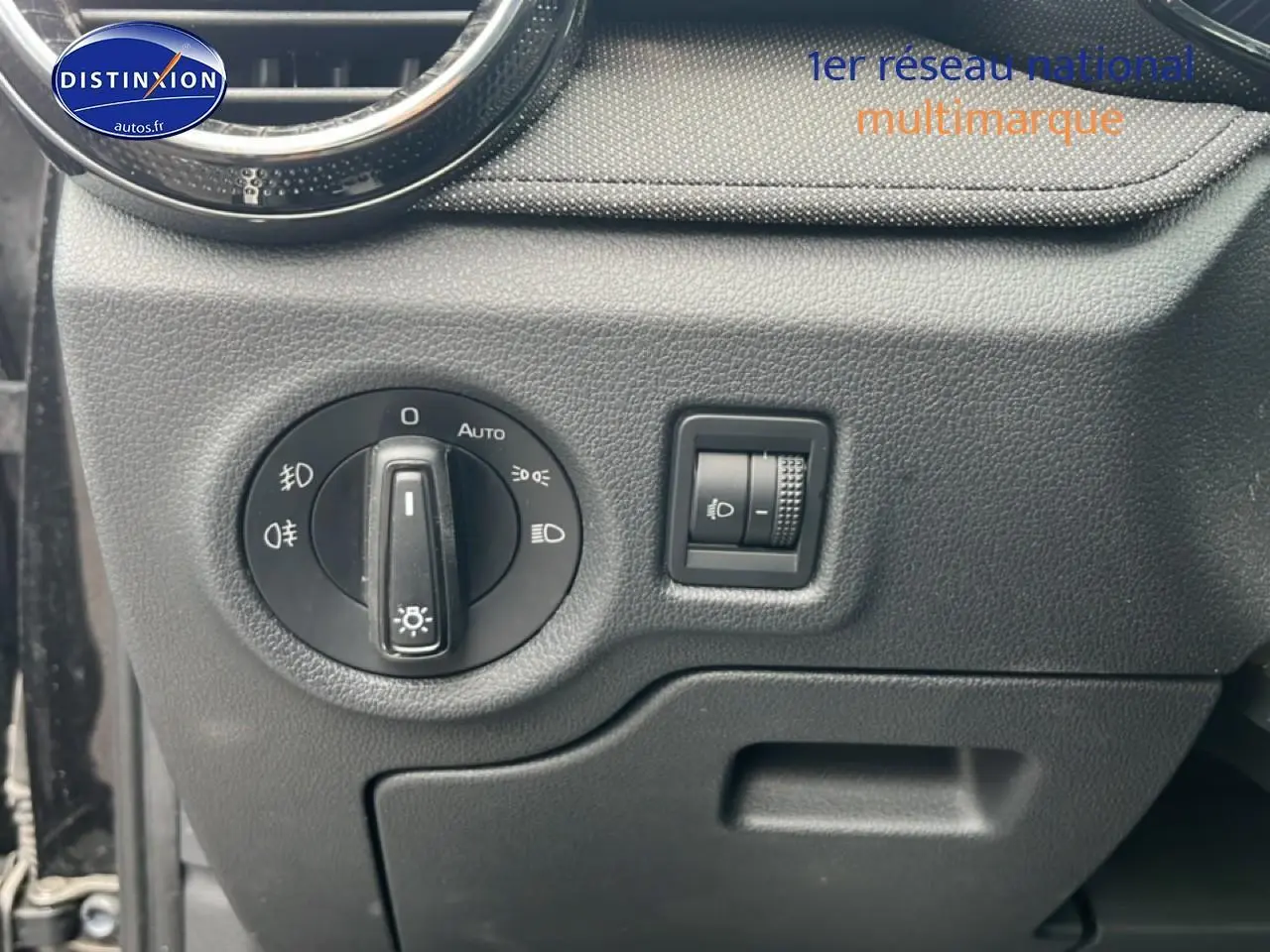 Détail du tableau de bord côté gauche avec commandes d'éclairage sur Skoda Fabia noire 2025.