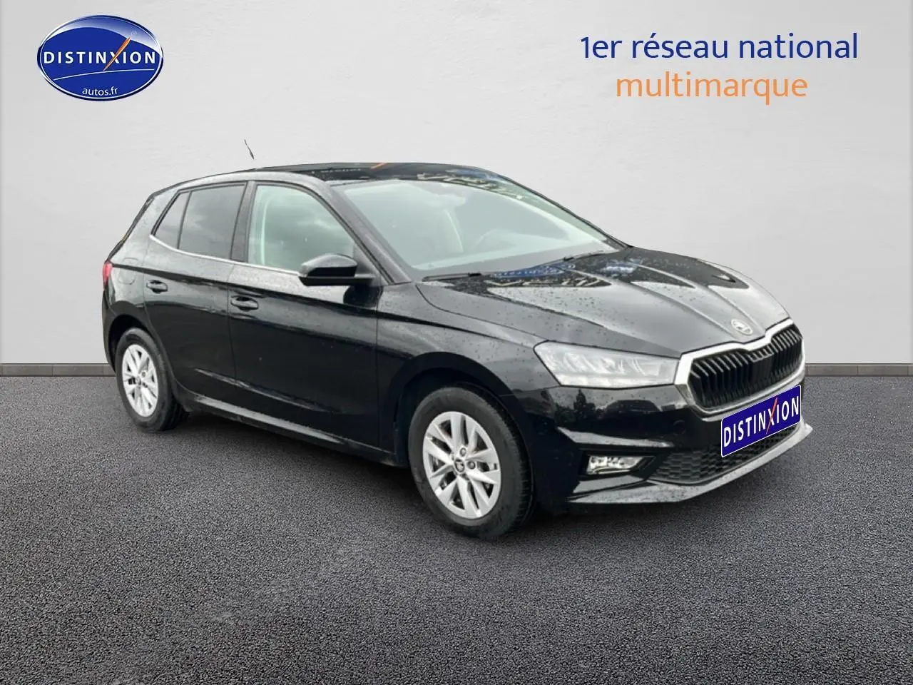 Vue 3/4 avant gauche d'une Skoda Fabia noire 2025 avec jantes alu et calandre chromée sur fond neutre.