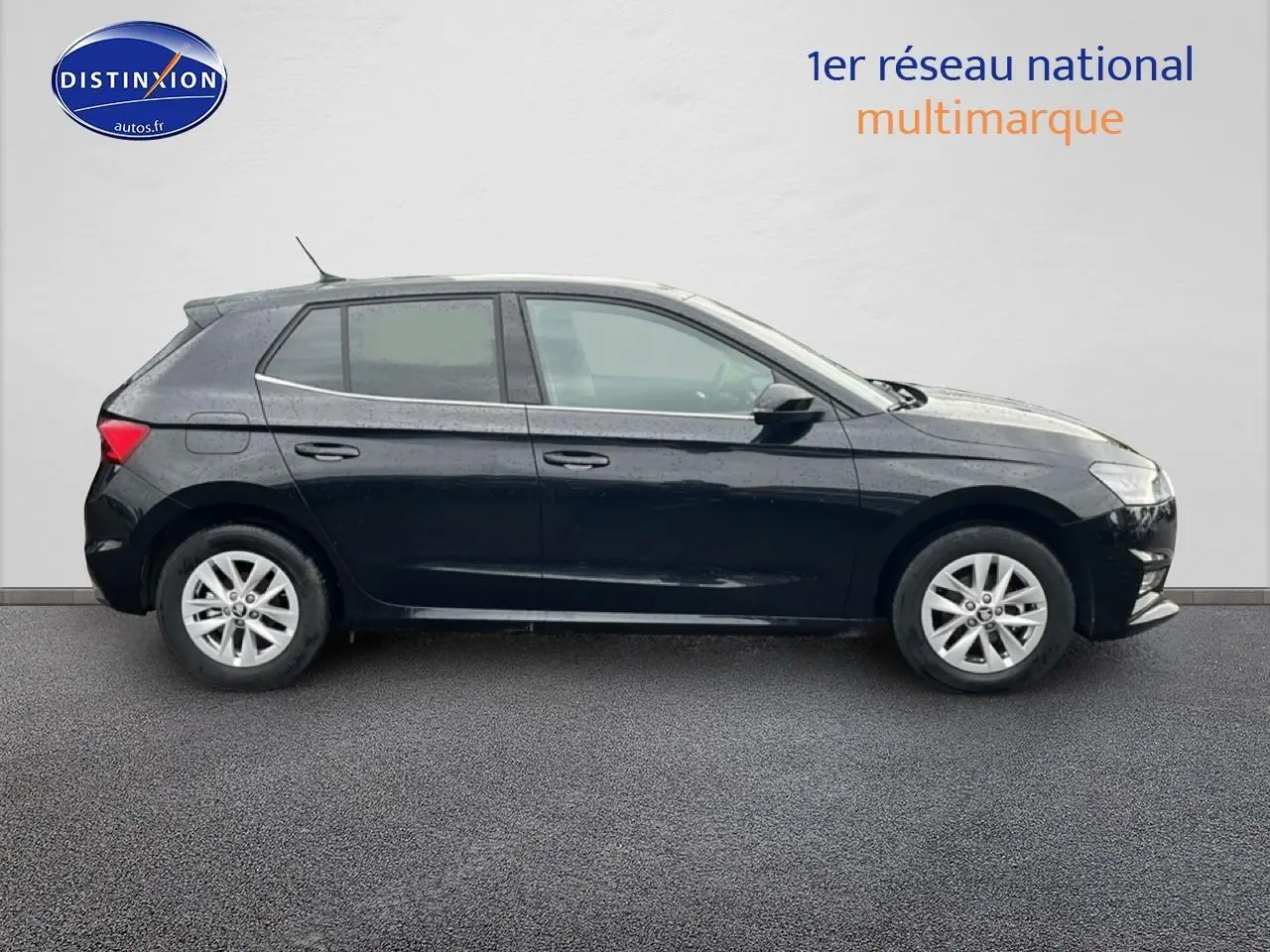 Profil côté gauche d'une Skoda Fabia noire 2025 avec jantes alu et feux arrière LED visibles.