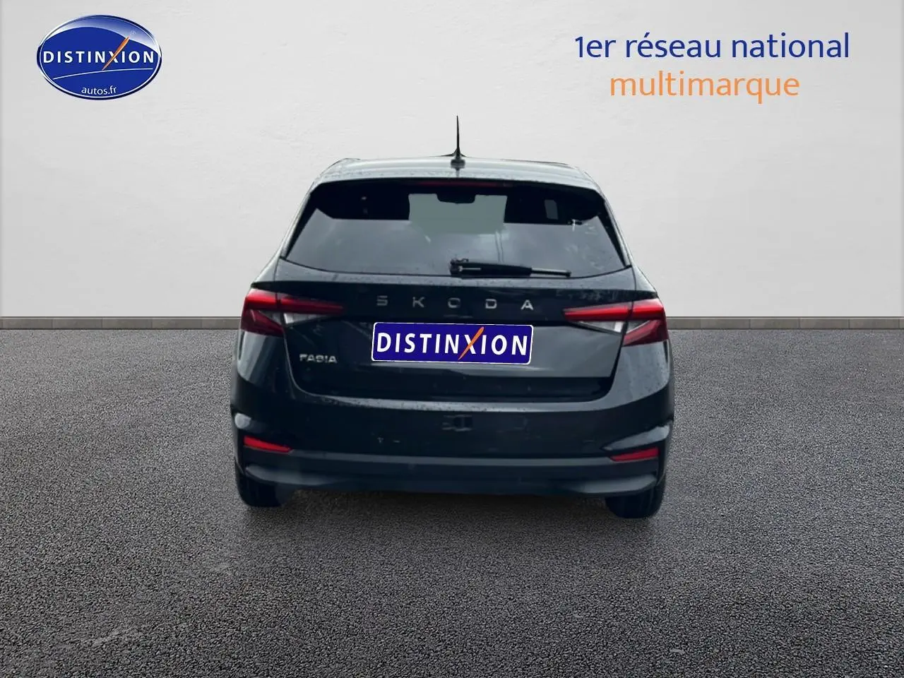 Vue arrière d'une Skoda Fabia noire 2025 avec feux LED et lunette arrière teintée sur sol gris.