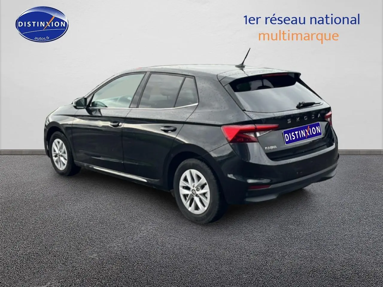 Vue 3/4 arrière droite d'une Skoda Fabia noire 2025 avec jantes alu et feux arrière LED sur fond neutre.
