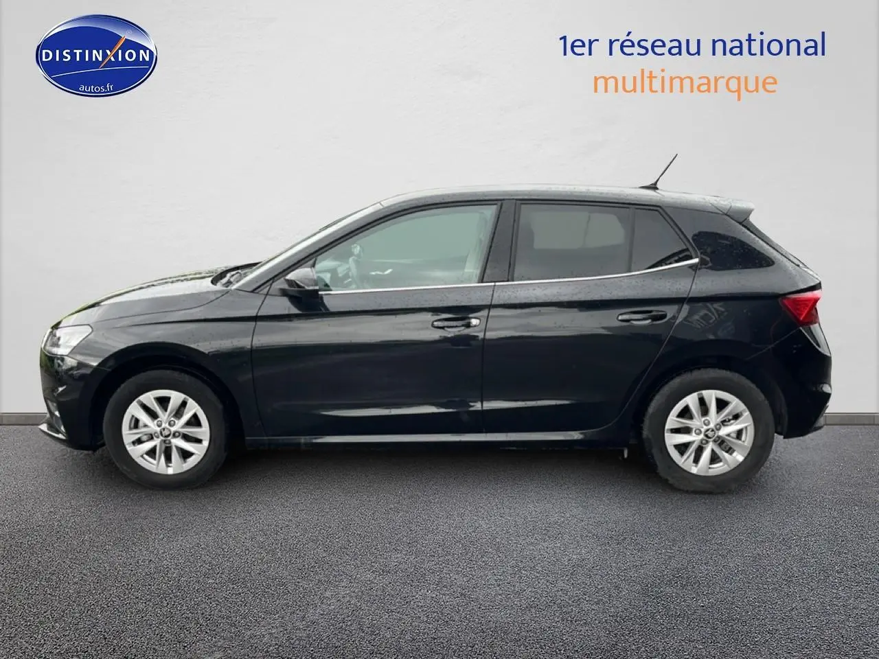 Profil côté gauche d'une Skoda Fabia noire 2025 avec jantes alu et poignées ton carrosserie sur fond neutre.