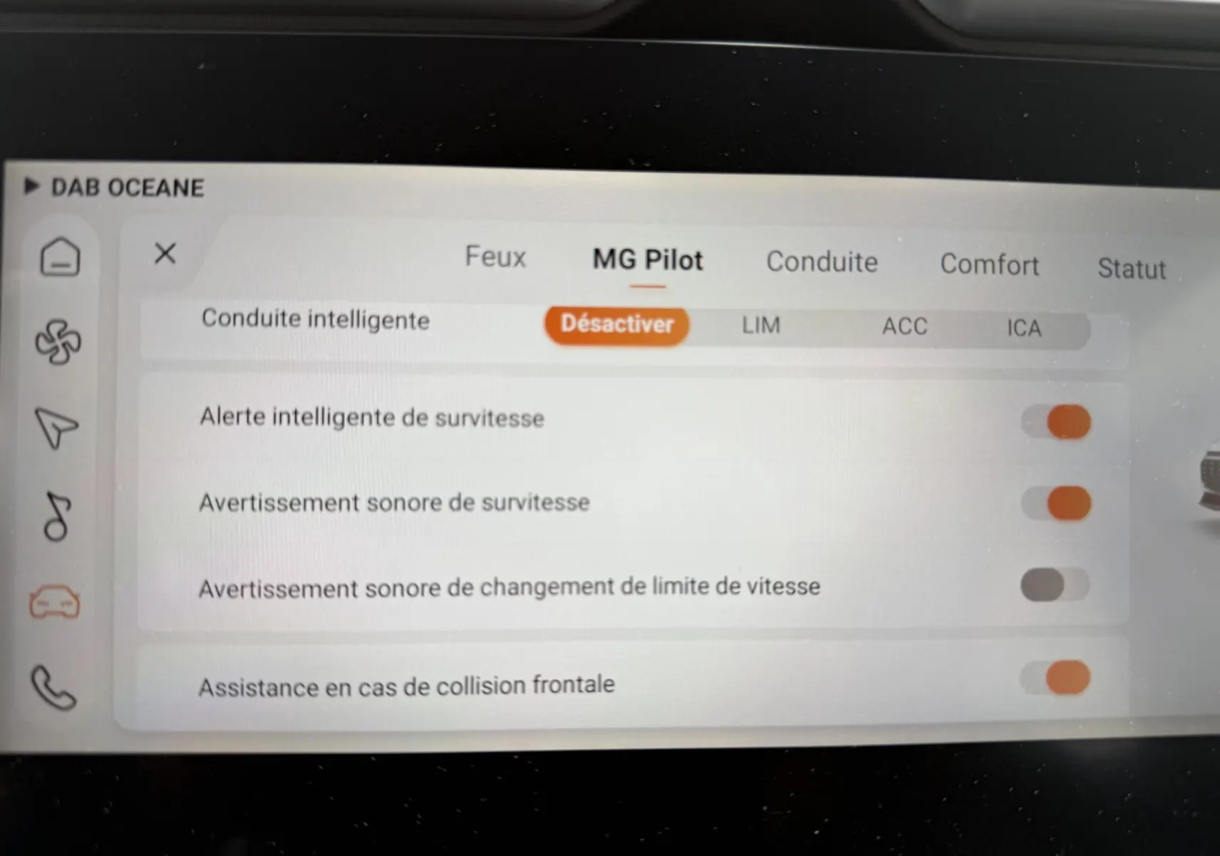 Écran tactile intérieur du MG ZS 2026 montrant les réglages du système d’aide à la conduite MG Pilot.