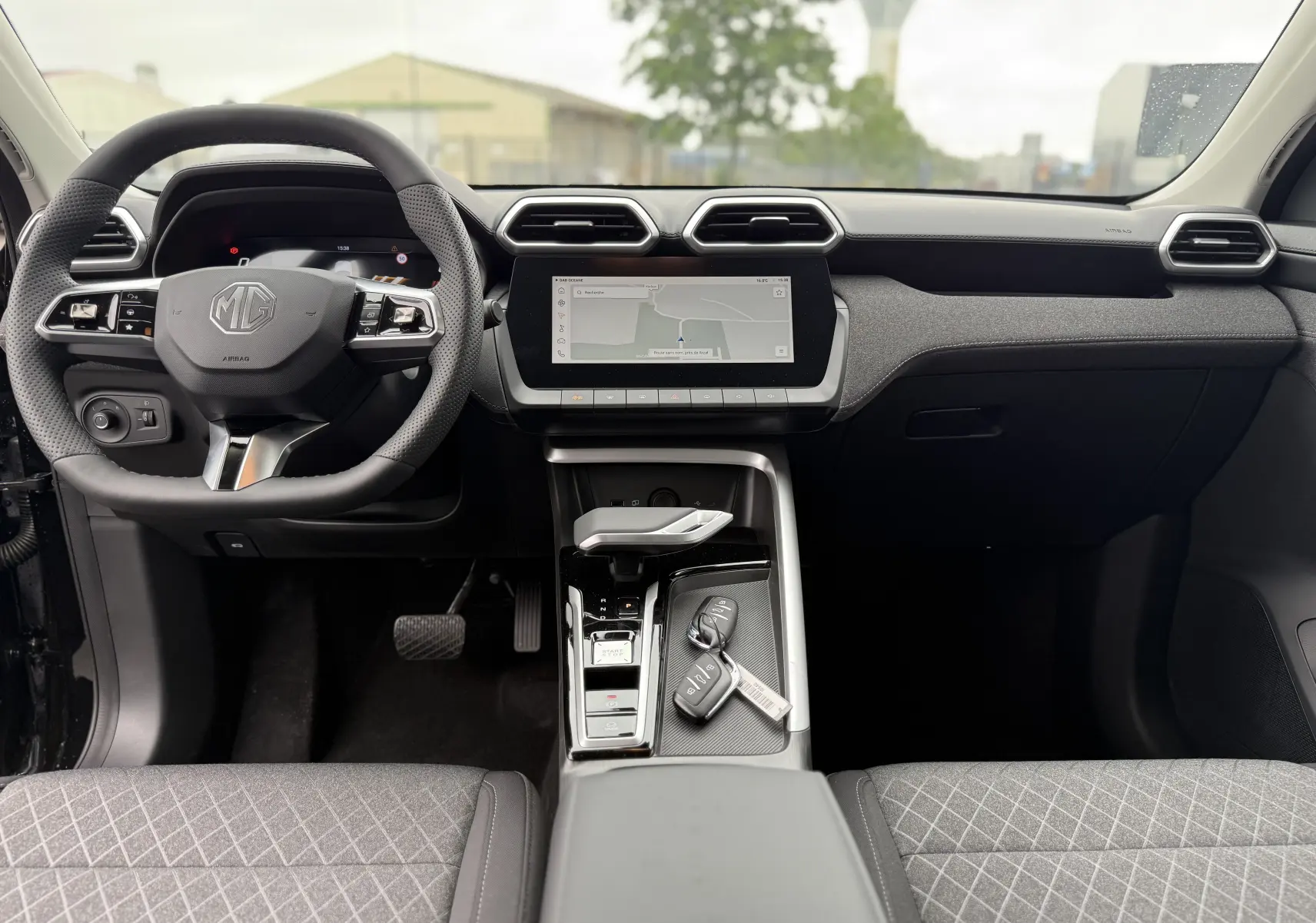 Vue intérieure avant du MG ZS 2026 avec tableau de bord noir, écran tactile central et volant multifonction.