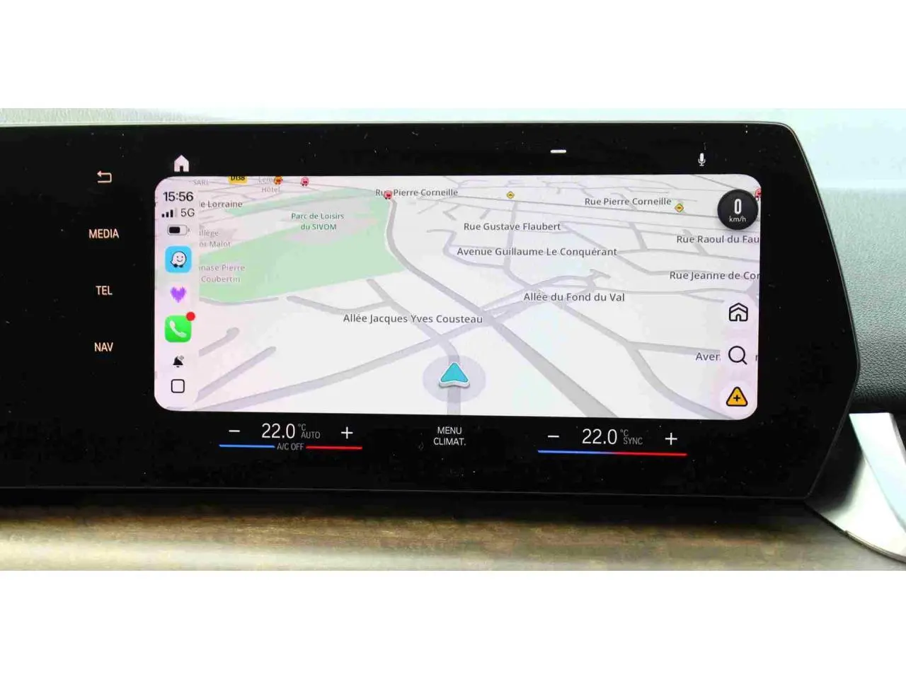 Écran tactile incurvé de navigation BMW Live Cockpit dans BMW Série 2 Active Tourer gris, vue intérieure centrale.