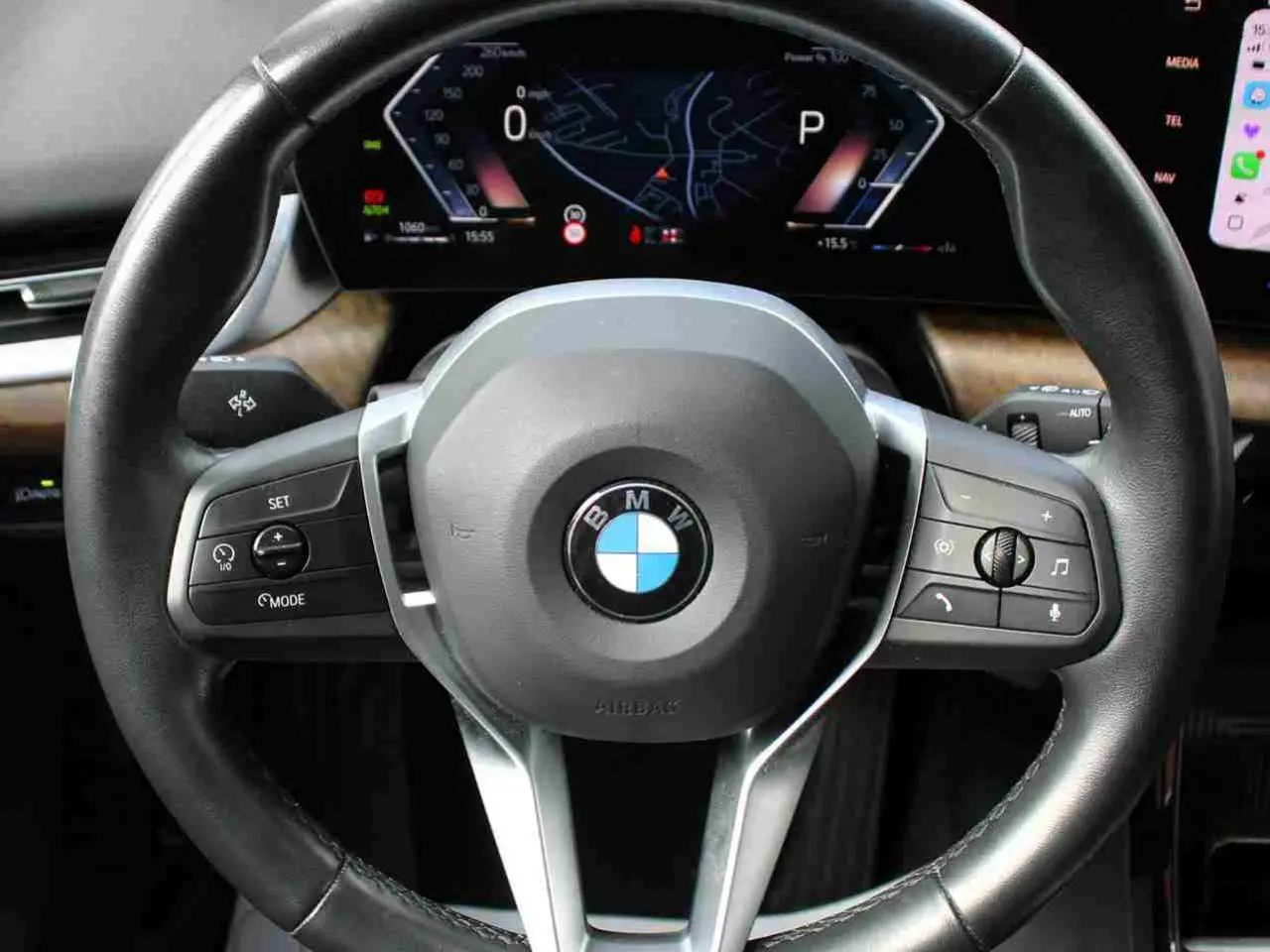 Volant sport cuir noir BMW Série 2 Active Tourer 2023 vu de face avec commandes multifonctions visibles.