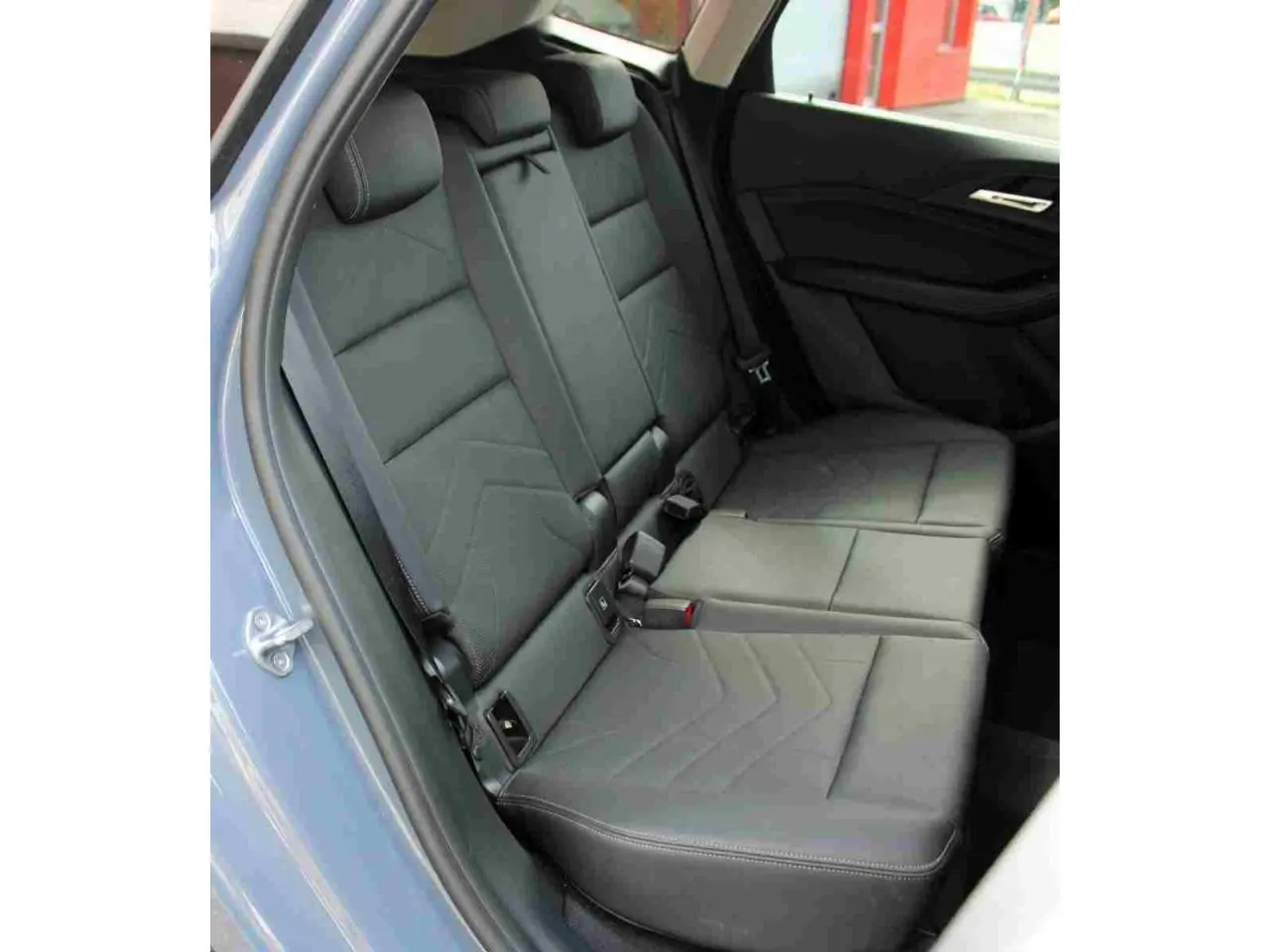 Vue intérieure côté gauche sur la banquette arrière en similicuir noir perforé de la BMW Série 2 Active Tourer gris.