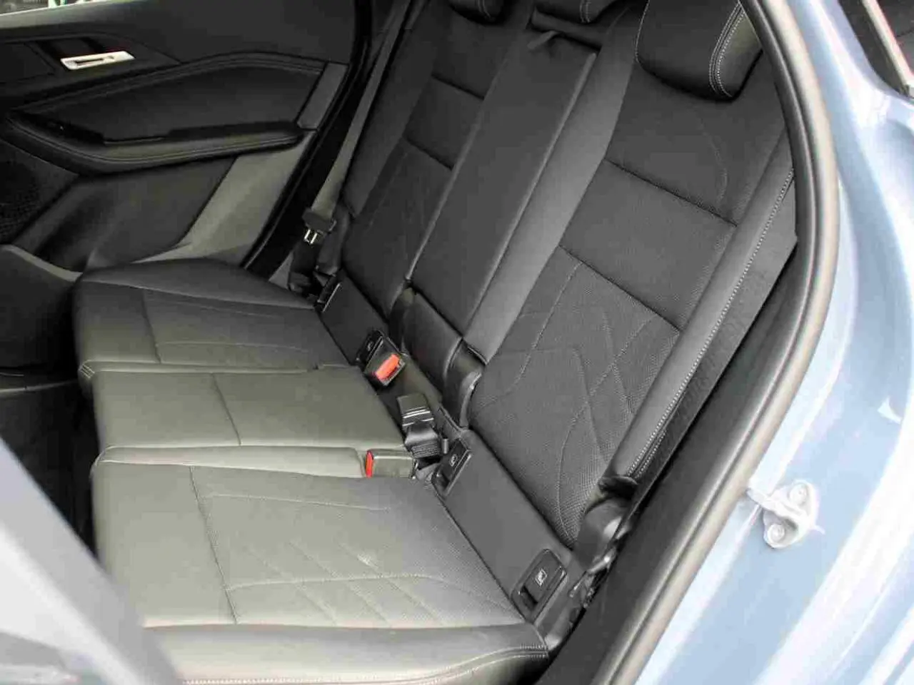 Vue intérieure côté gauche des sièges arrière en similicuir noir perforé d'une BMW Série 2 Active Tourer gris clair.
