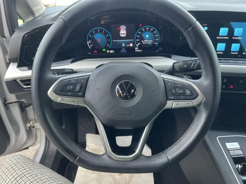Vue rapprochée du volant cuir multifonction et du tableau de bord numérique de la Volkswagen Golf 1.5 eTSI Life Business.