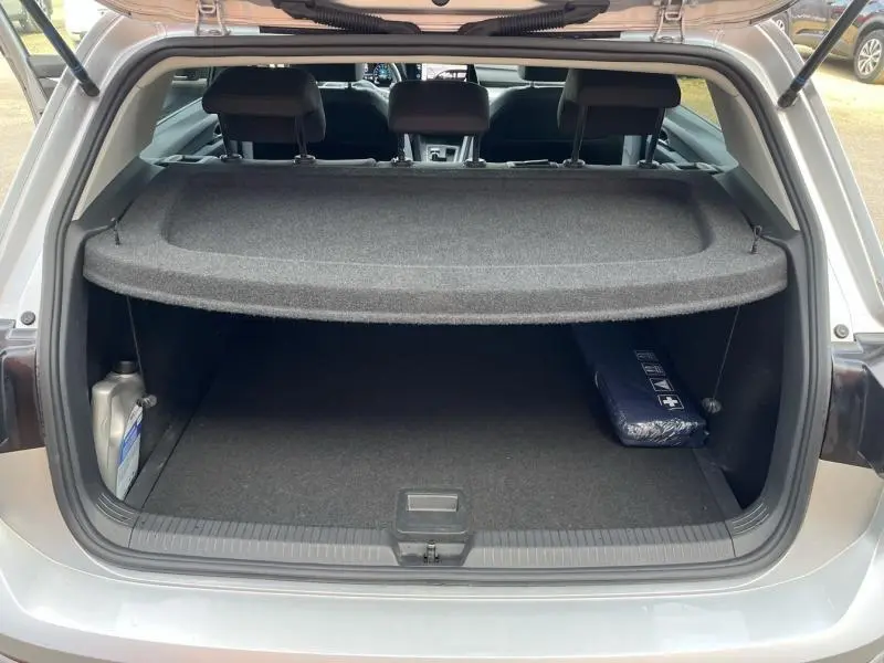 Coffre ouvert d'une Volkswagen Golf 1.5 eTSI Life Business 2020 en Reflet d'Argent, montrant la tablette cache-bagages et un kit de secours.