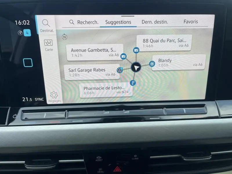 Écran tactile du système de navigation Discover Pro dans une Volkswagen Golf 1.5 eTSI Life Business, affichant une carte et suggestions d'itinéraires.