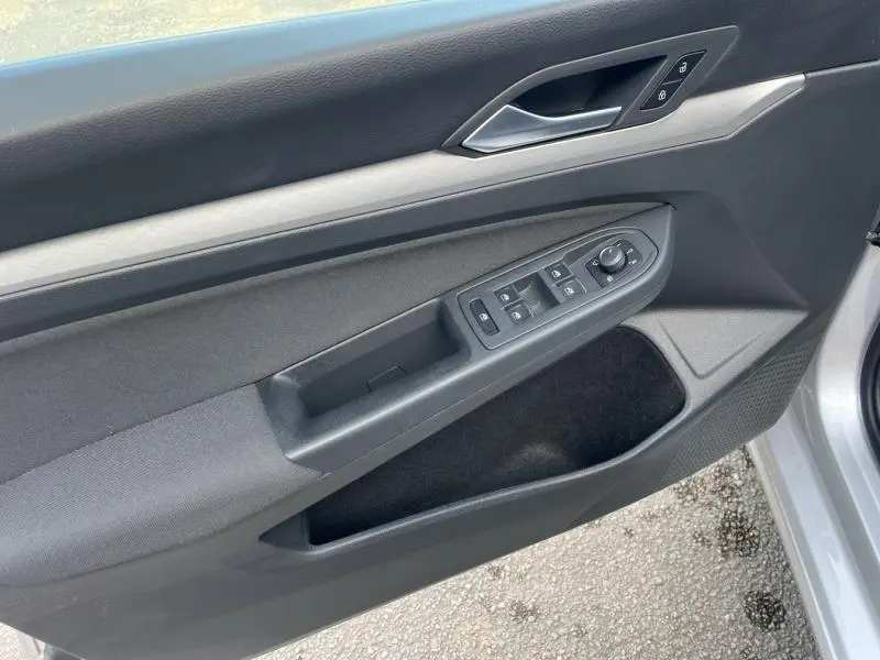 Vue rapprochée de la porte côté gauche d'une Volkswagen Golf 2020 Reflet d'Argent avec commandes électriques.