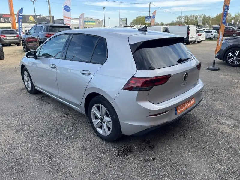 Volkswagen Golf 1.5 eTSI en Reflet d'Argent métallisé vue 3/4 arrière droit avec vitres teintées et jantes alu.