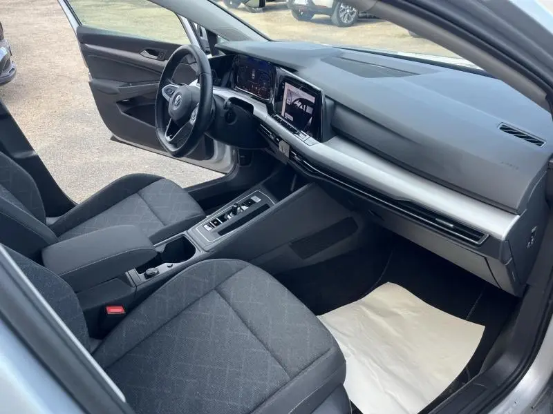 Intérieur avant droit d'une Volkswagen Golf 1.5 eTSI Life Business 2020 avec sellerie tissu Maze et tableau de bord moderne.