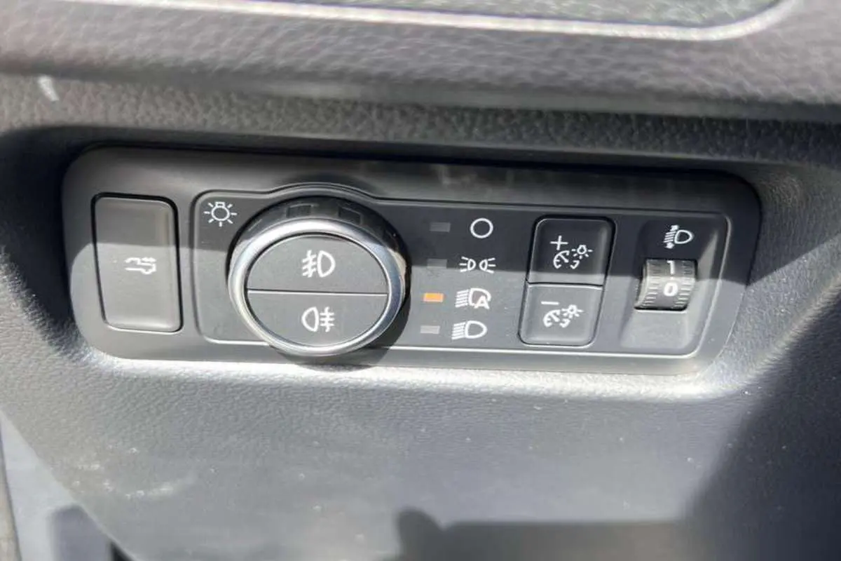 Gros plan sur les commandes d'éclairage du Ford Ranger 3.0 V6 240 Wildtrak Plus 2025, finition noire agate.