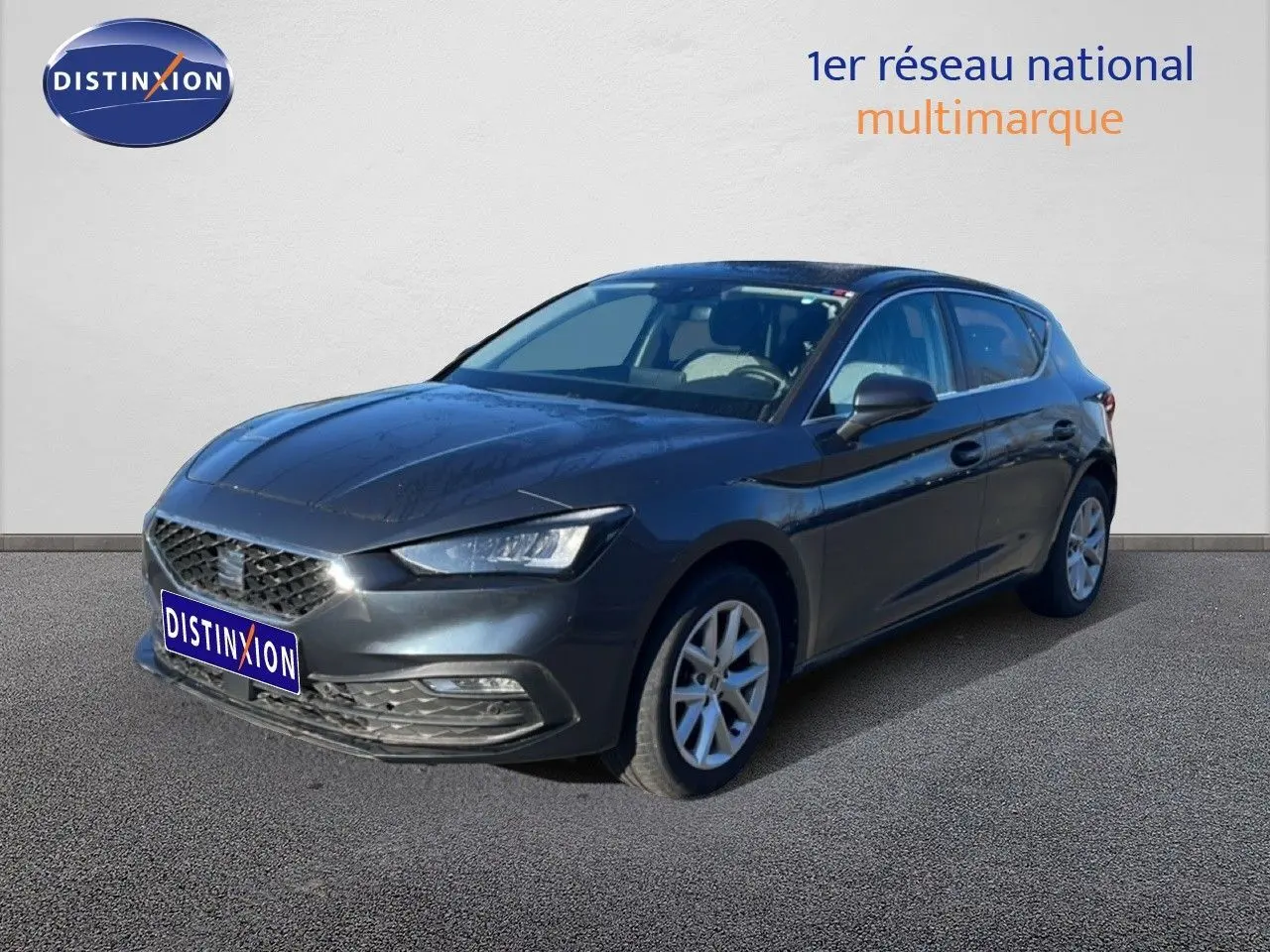 SEAT Leon 2025 gris magnétique métal vue 3/4 avant droit avec phares LED et jantes alliage.
