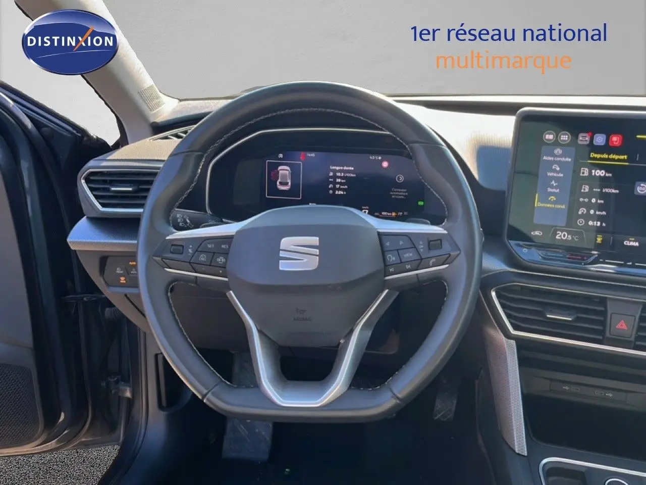 Vue intérieure centrée sur le volant et le tableau de bord numérique d'une SEAT LEON gris magnétique 2025.