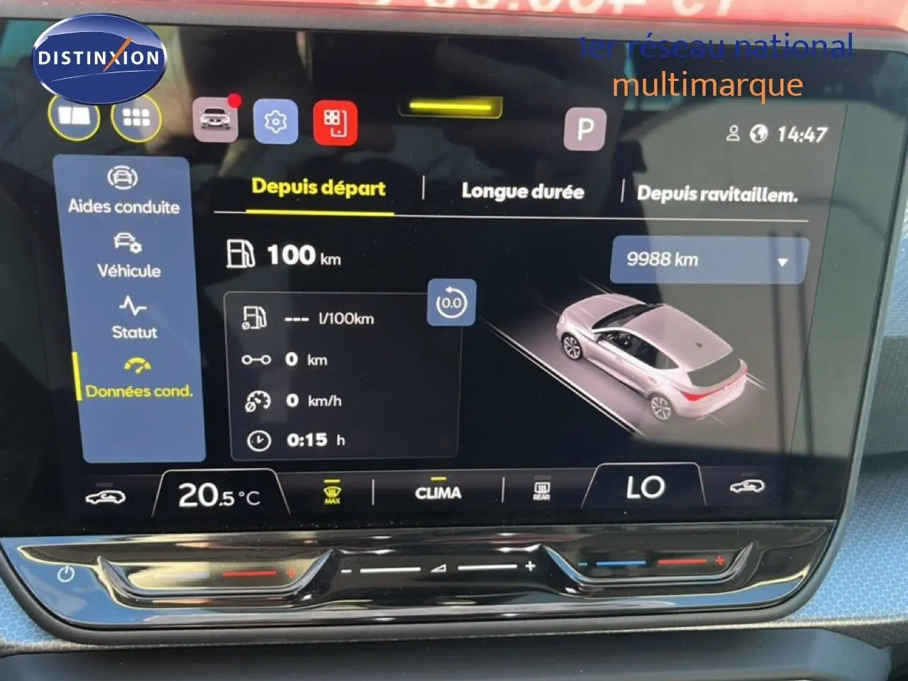 Écran tactile intérieur montrant les données de conduite d’une SEAT Leon gris magnétique, vue de face.