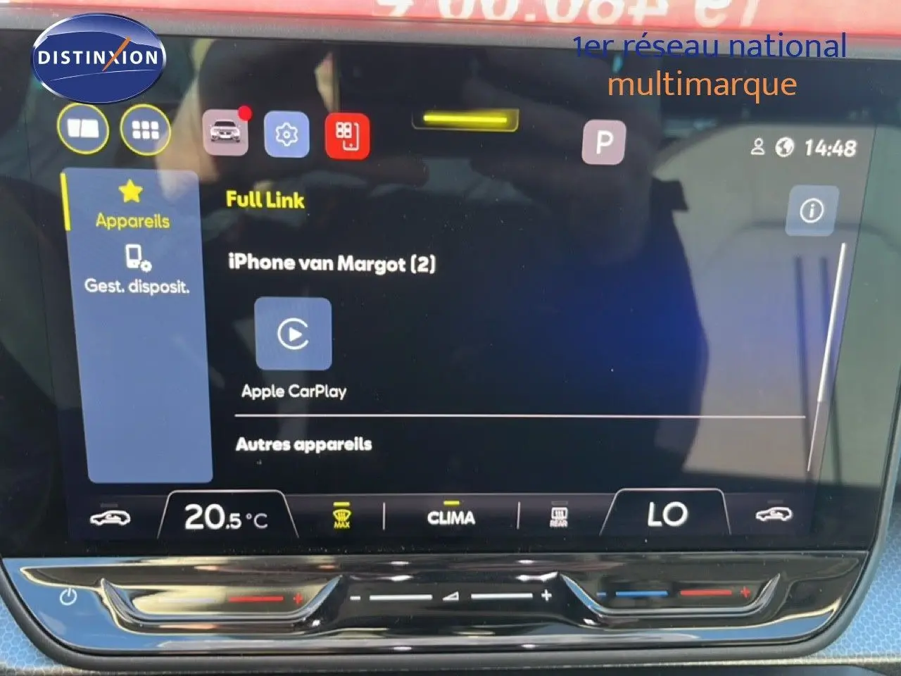 Vue de face de l'écran tactile intérieur du SEAT Leon gris magnétique, affichant la connexion Apple CarPlay.
