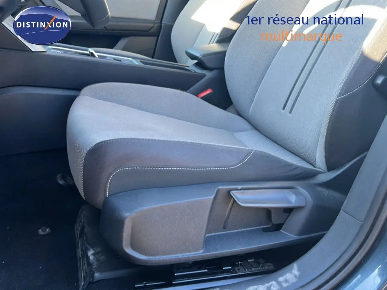 Détail du siège avant droit gris clair et foncé de la SEAT LEON 2025 version 1.5 TSI 115CH DSG STYLE 25 ANNIVERSAIRE.