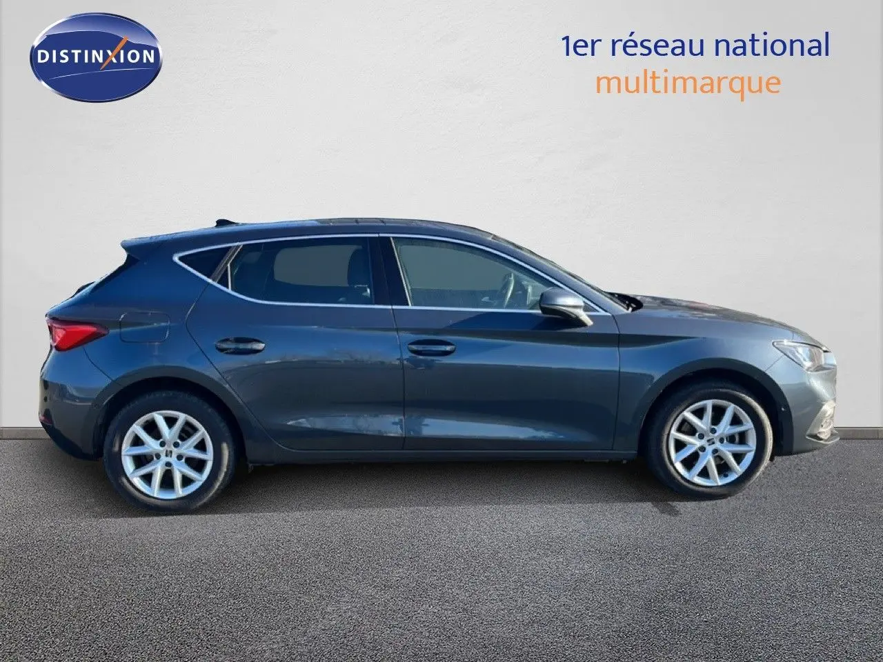 Profil côté gauche d'une SEAT LEON 2025 gris magnétique métallisé, compacte à cinq portes avec jantes alliage.