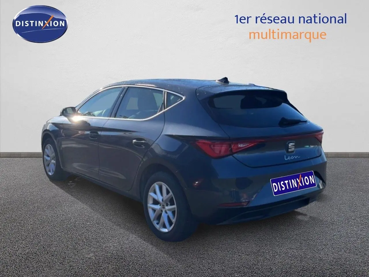 Vue 3/4 arrière droite d'une SEAT Leon gris magnétique métal 2025, avec feux arrière LED et jantes alliage.