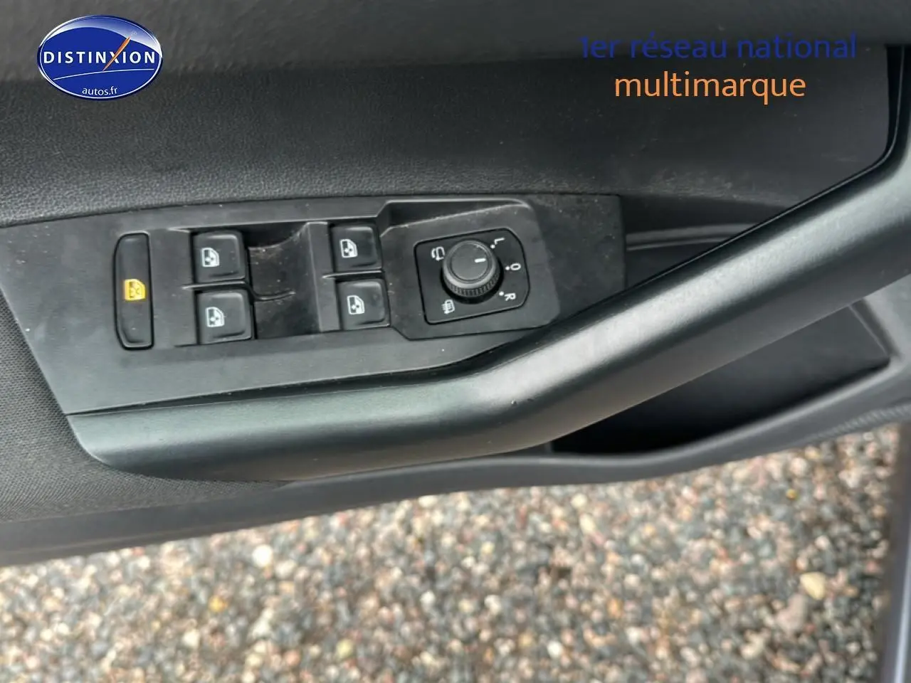 Détail des commandes des vitres et rétroviseurs côté conducteur d'une Volkswagen Polo gris cendre 2025.