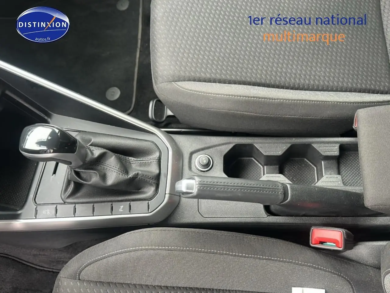 Vue de dessus de la console centrale grise cendre de la Volkswagen Polo 2025 avec levier de vitesse automatique et frein à main.