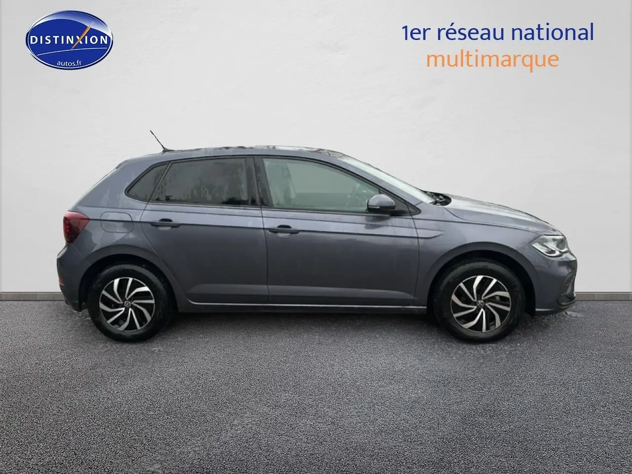 Profil droit d'une Volkswagen Polo gris cendre 2025 avec jantes alliage et antenne de pavillon visible.
