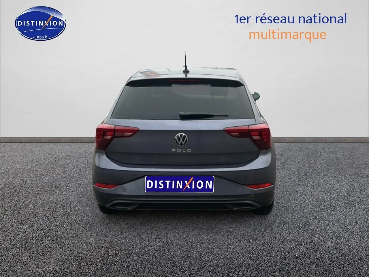 Vue arrière d'une Volkswagen Polo gris cendre 2025 avec feux arrière LED et lunette arrière surteintée.