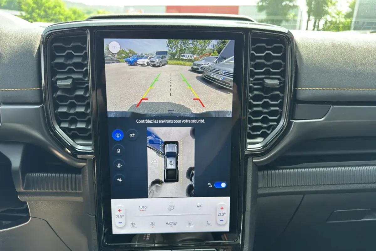 Écran central tactile du Ford Ranger Wildtrak 2025 montrant la caméra 360° et l’aide au stationnement.