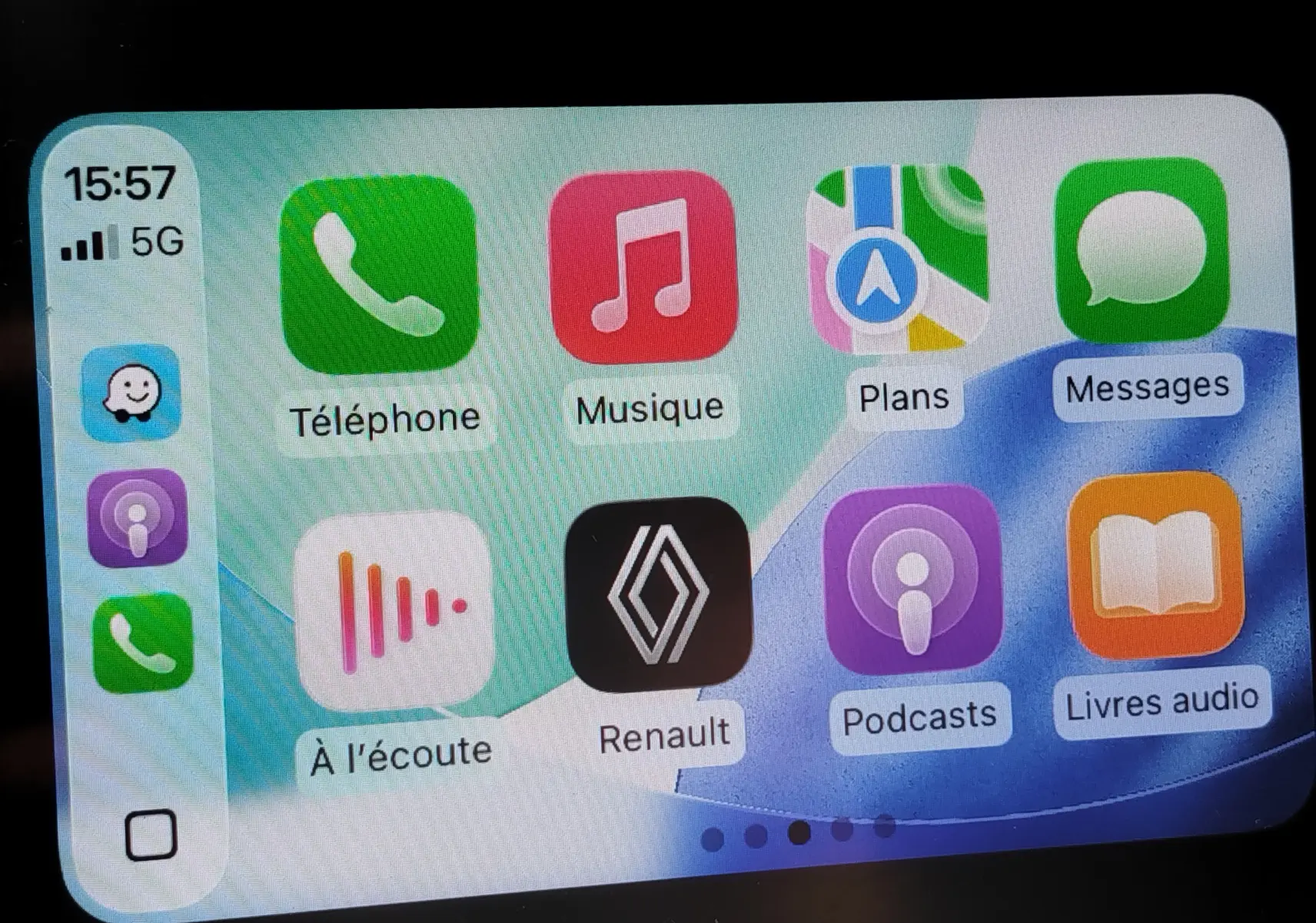 Écran tactile de la Renault Clio 2022 montrant l'interface Apple CarPlay avec icônes colorées d'applications.