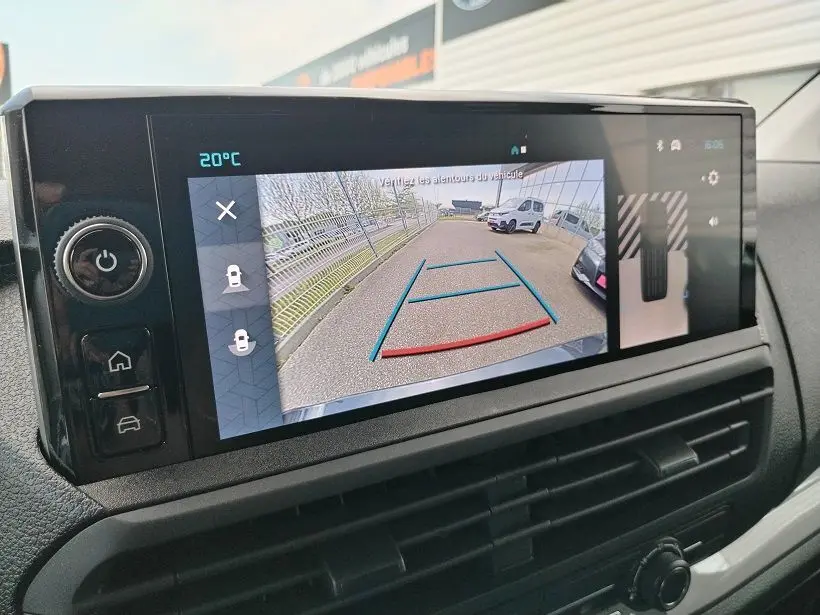 Écran tactile intérieur montrant la caméra de recul avec vue arrière sur un Citroën Jumpy gris titane, 2025.