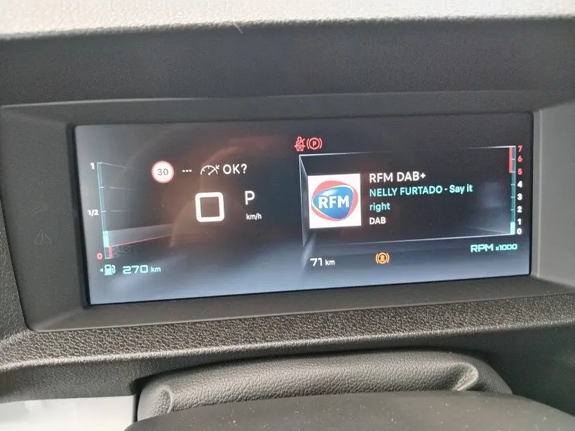 Tableau de bord numérique du Citroën Jumpy Cabine Approfondie 2025, affichage vitesse, autonomie et radio RFM DAB+