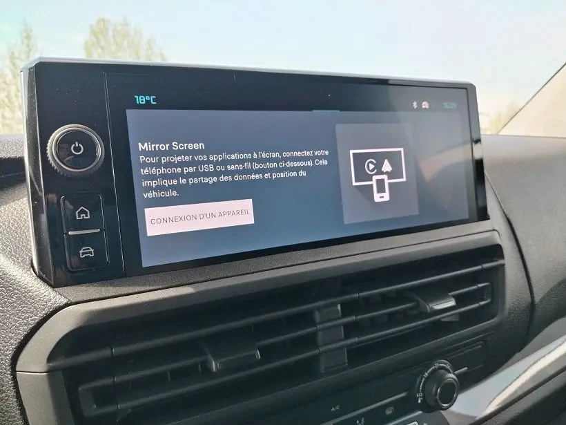 Écran tactile central du tableau de bord du Citroën Jumpy Cabine Approfondie 2025, affichant la fonction Mirror Screen.
