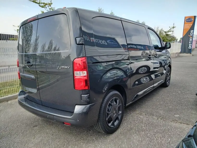 Vue 3/4 arrière droite du Citroën Jumpy Cabine Approfondie gris titane avec portes latérales coulissantes et roues tôlées noires.