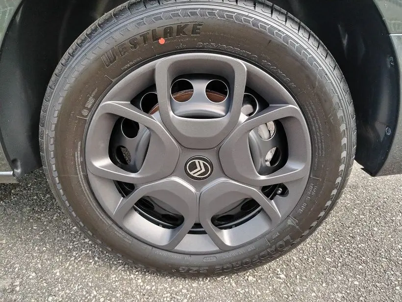 Gros plan sur la roue avant droite gris titane du Citroën Jumpy Cabine Approfondie avec jante tôlée noire et enjoliveur.