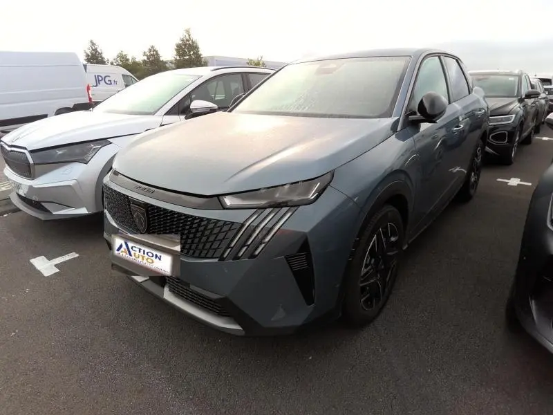 Peugeot 3008 bleu Ingaro en 3/4 avant droit, avec calandre noire distinctive et jantes alliage noires.