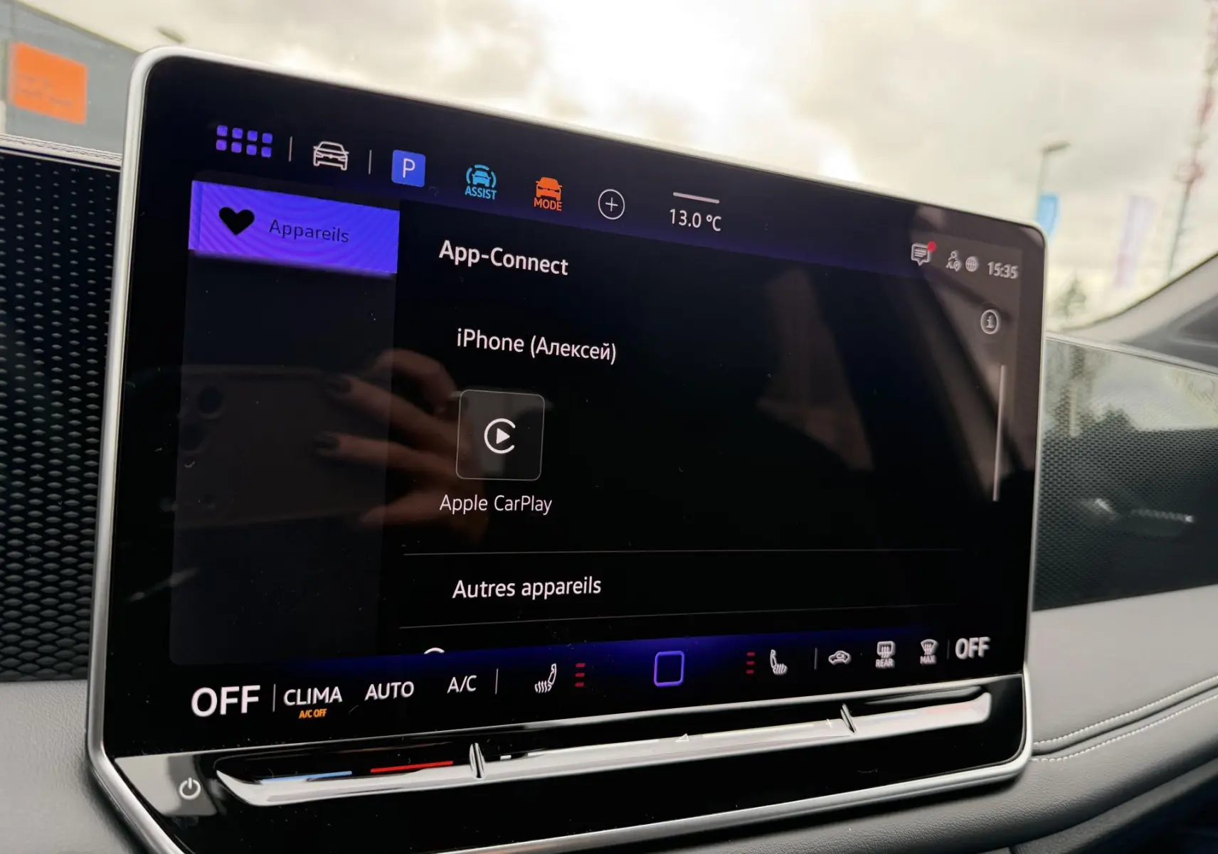 Écran tactile 12,9 pouces du Volkswagen Tiguan 2025 affichant Apple CarPlay, vue intérieure côté droit.