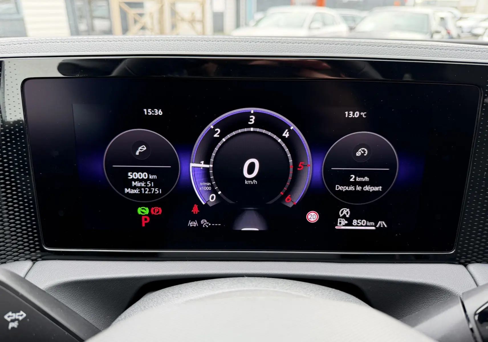 Vue rapprochée du tableau de bord numérique du Volkswagen Tiguan 2025, affichage digital clair et moderne.