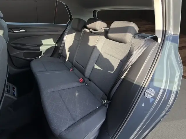 Vue côté droit sur la banquette arrière grise de la Volkswagen Golf 2023 avec ceinture et appuie-têtes visibles.