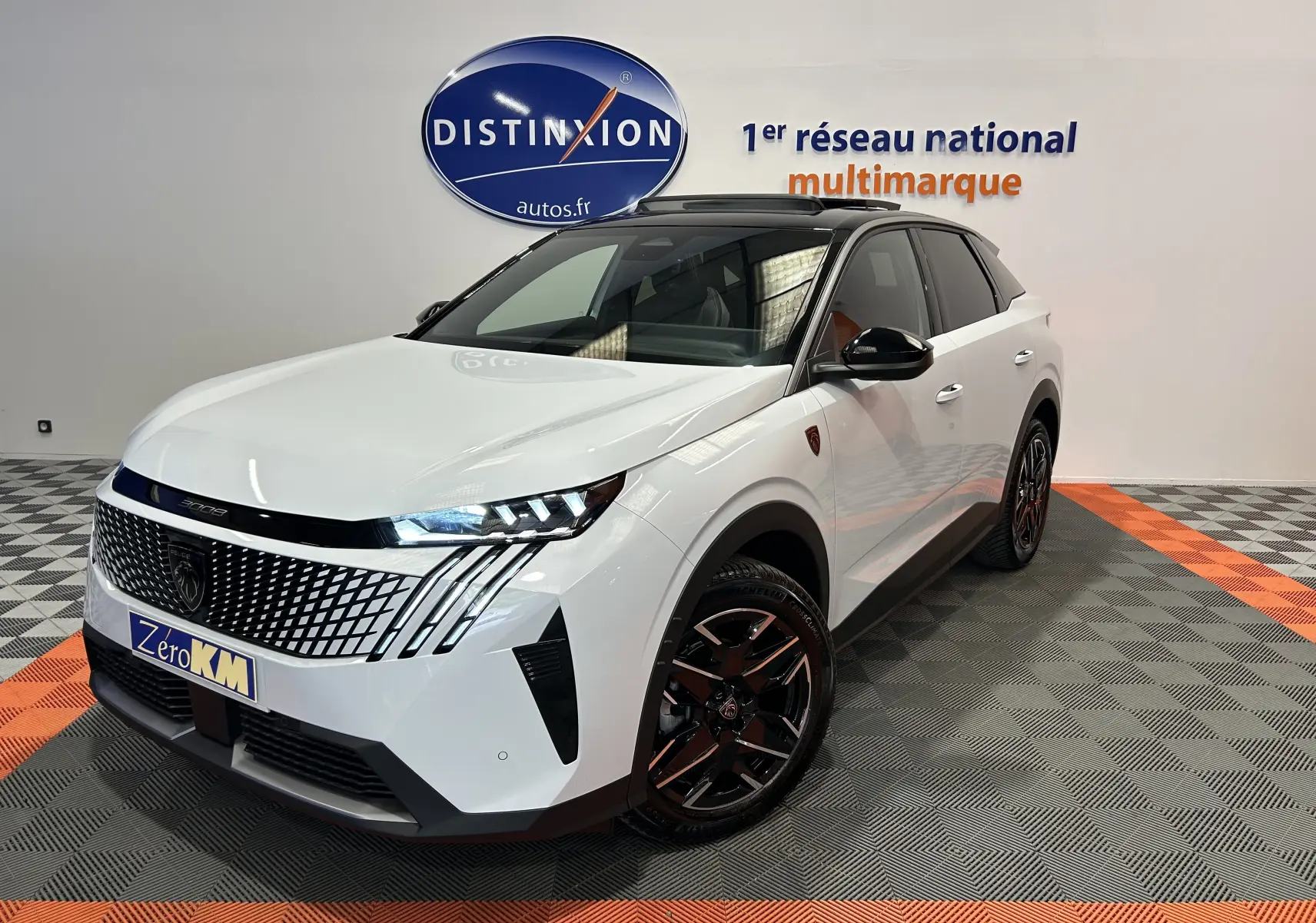 Peugeot 3008 Hybrid blanc Okenite vue 3/4 avant droit avec toit noir et jantes biton dans showroom.