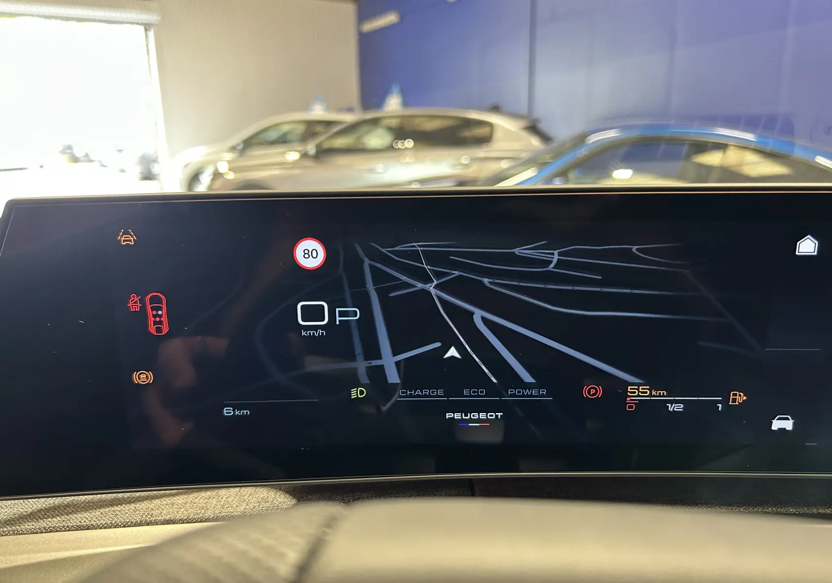Vue intérieure du tableau de bord numérique du Peugeot 3008 blanc, affichant la navigation et les informations de conduite.