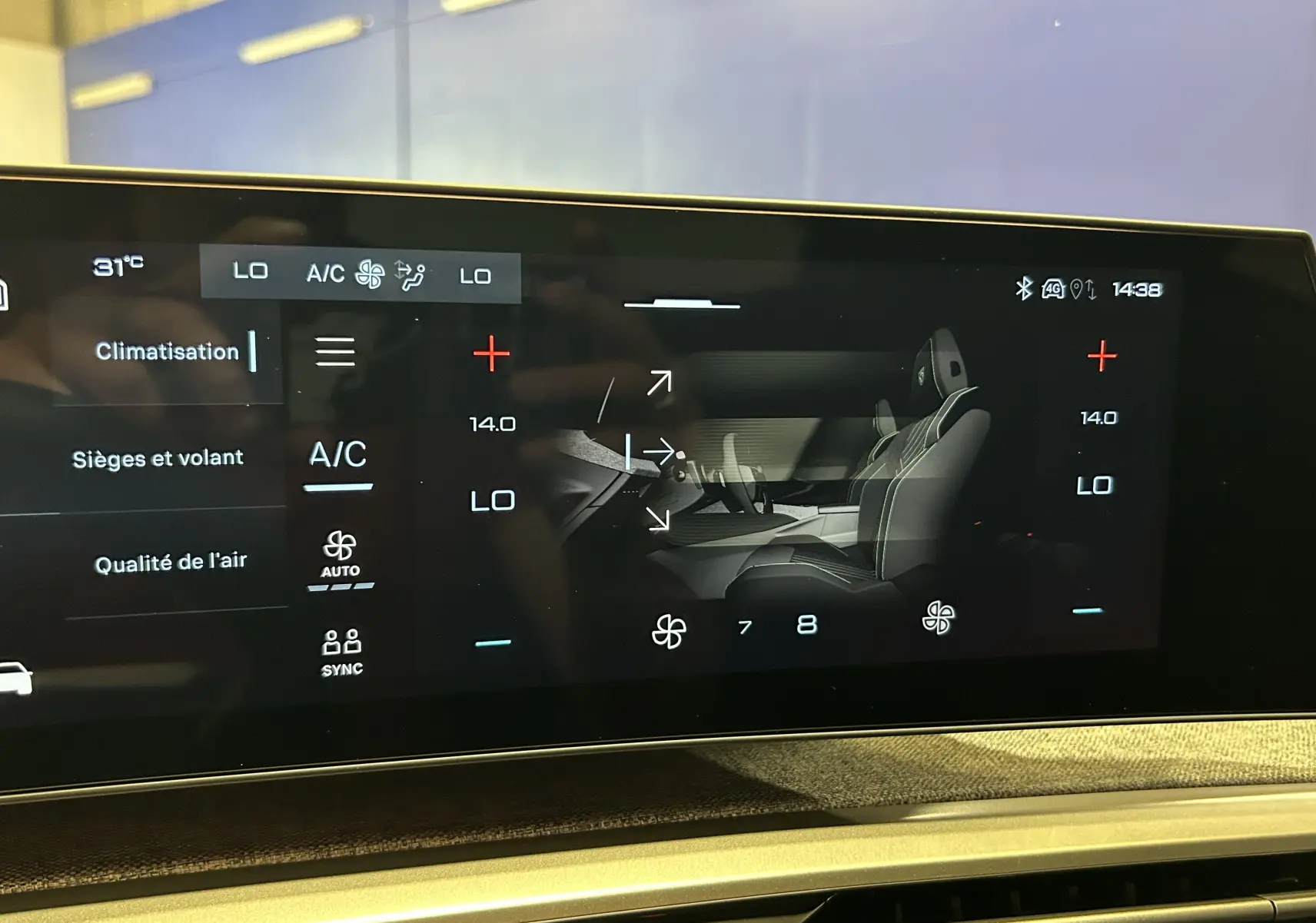 Peugeot 3008 blanc Okenite vu de trois quarts avant en intérieur d'atelier avec éclairage neutre.