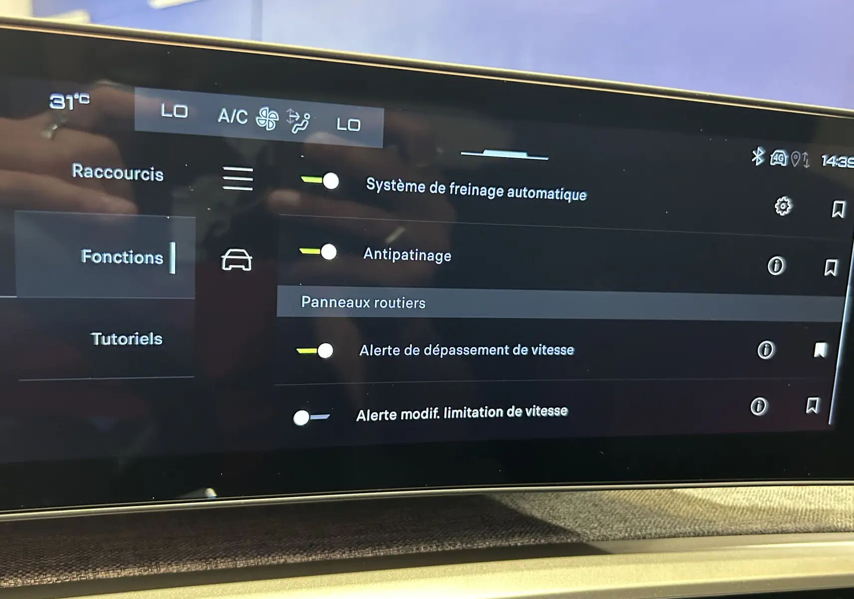 Écran tactile intérieur du Peugeot 3008 Hybrid 145ch GT montrant les réglages d’aides à la conduite.