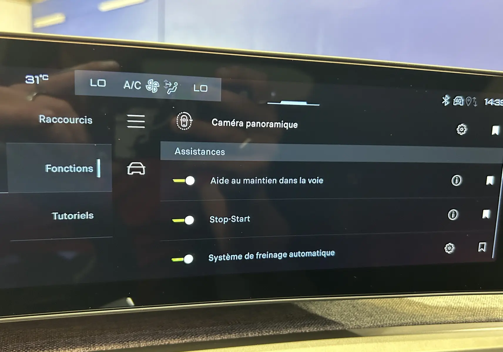 Écran tactile intérieur du Peugeot 3008 Hybrid blanc, affichant les options d'assistance à la conduite.