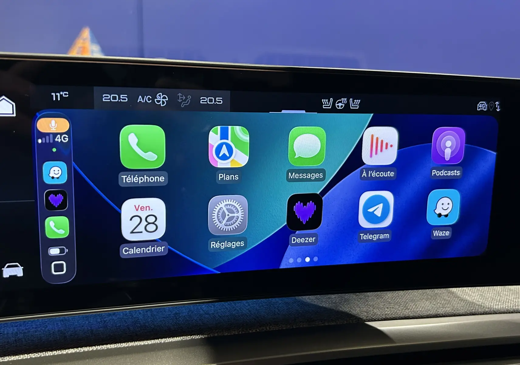 Écran tactile intérieur du Peugeot 3008 Hybrid 2026 affichant Apple CarPlay avec applications de navigation et communication.